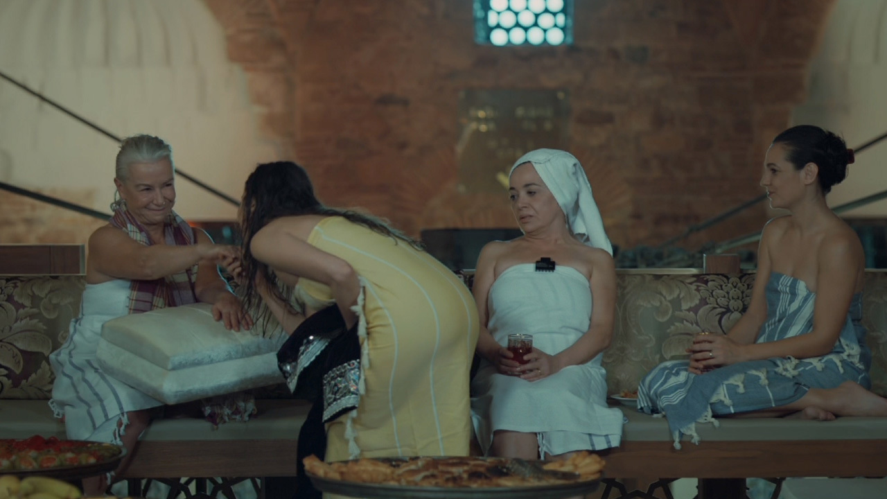 Esma Hanım'ın hamam sefası!