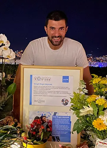 Engin Akyürek İçin Anlamlı Hediye! Engin Akyürek İçin Anlamlı Hediye!
