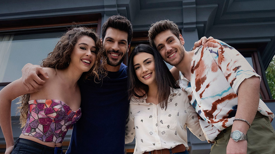 Dizide Karşı Karşıya Sette Yan Yana