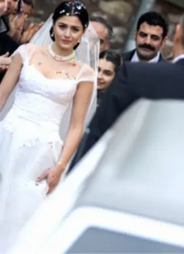 İffet, nihayet gelinlik giydi İffet, nihayet gelinlik giydi