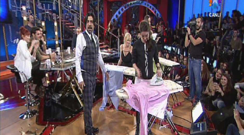 Okan Bayülgen ütü yarışması düzenliyor ve bakın birinci kim oluyor?