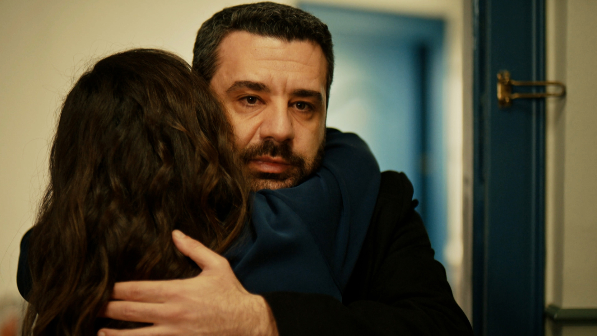 Tahir Gamze'yi Teselli Ediyor