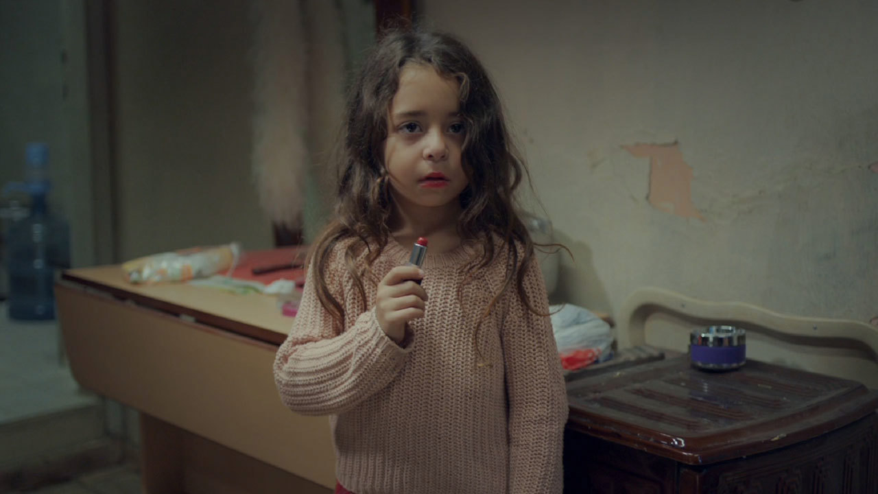 'Anan gibi ruj sürüyor musun kız?'