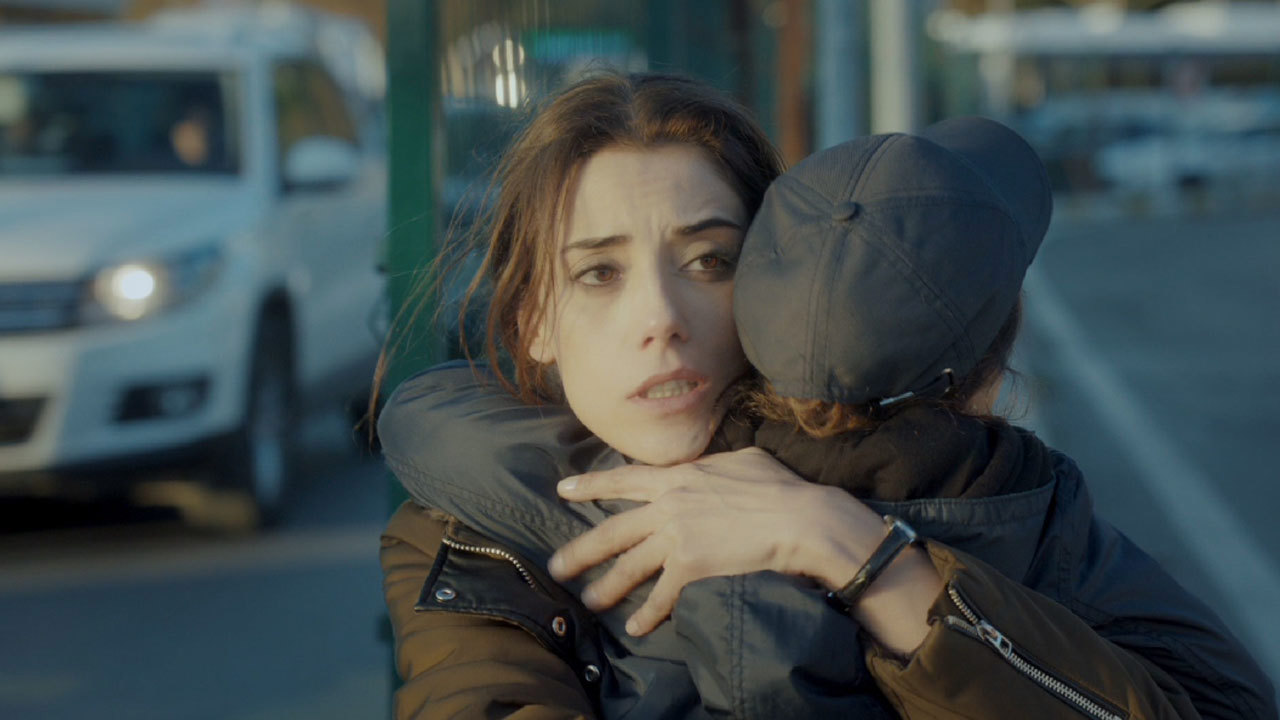 Zeynep, İstanbul'a adım atar atmaz öyle bir olayla karşılaşıyor ki!