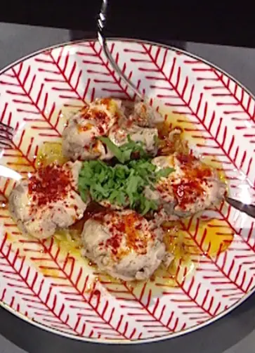 Karamelize soğanlı beyin salatası tarifi Karamelize soğanlı beyin salatası tarifi