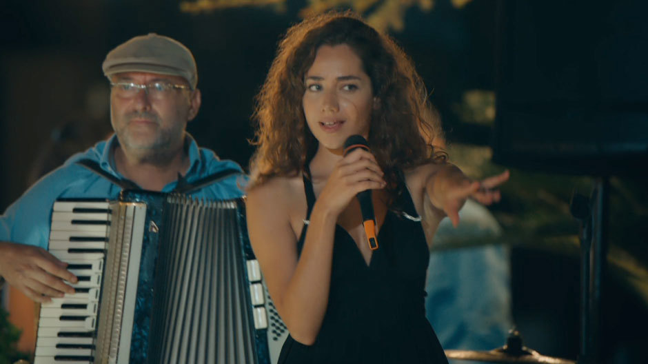 Azra'dan 'Kız Seni Yerler' performansı!