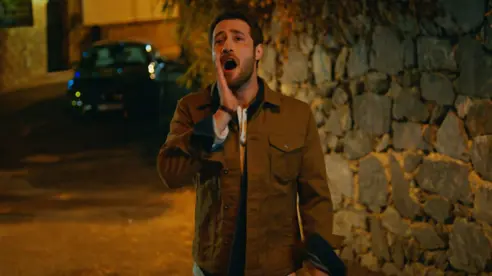 Sarp Leyla'nın Kapısına Dayanıyor Sarp Leyla'nın Kapısına Dayanıyor