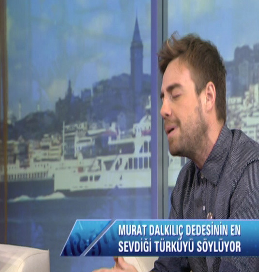 Murat Dalkılıç türkü söylüyor