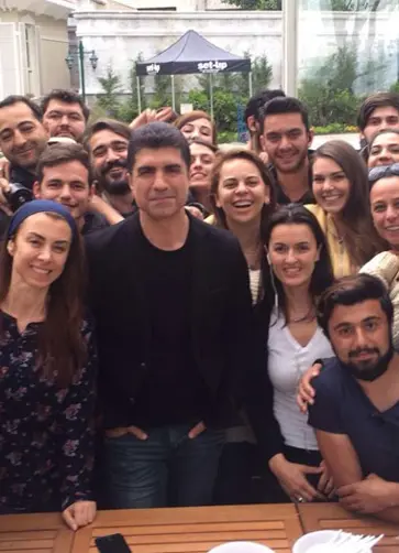 Özcan Deniz’e Sette Erken Kutlama! Özcan Deniz’e Sette Erken Kutlama!