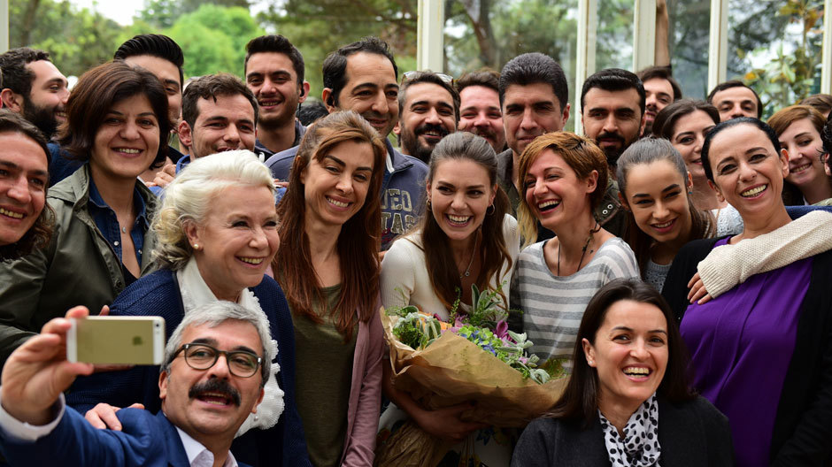 Aslı Enver’e Sette Sürpriz Kutlama!