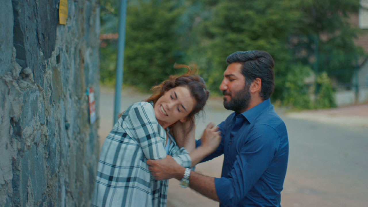 Cengiz, Zeynep'e saldırıyor ve bakın neler yaşanıyor!