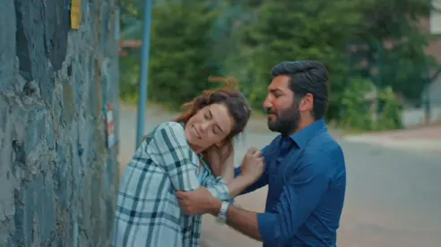 Cengiz, Zeynep'e saldırıyor ve bakın neler yaşanıyor! Cengiz, Zeynep'e saldırıyor ve bakın neler yaşanıyor!