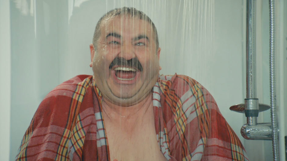 Erman'ın duştaki zor anları!