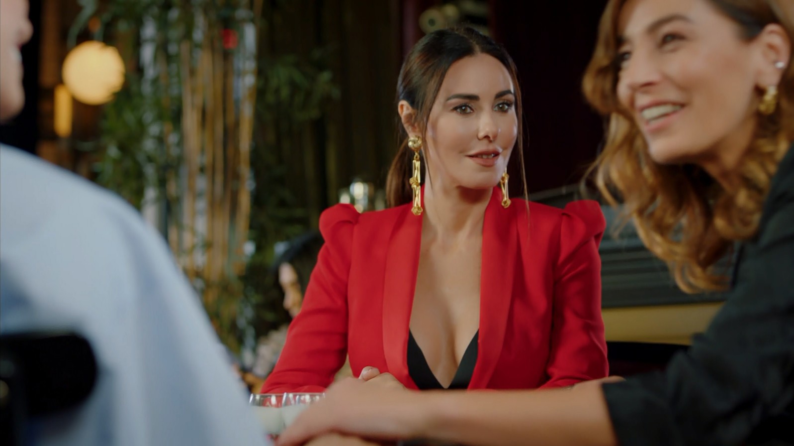 Asena'nın Dikkatini Çeken Yakınlaşma