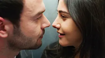 Asansörde Romantik Anlar... Asansörde Romantik Anlar...