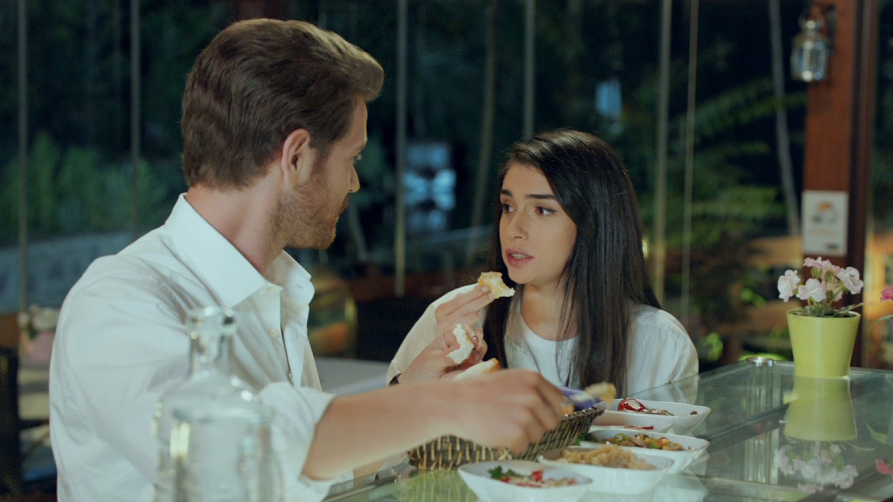 Kerem, Cansu'ya elleriyle yemek yediriyor!