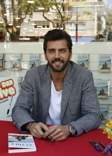 'Zeynep' Romanının 8. Baskısına Özel İmza Günü 'Zeynep' Romanının 8. Baskısına Özel İmza Günü