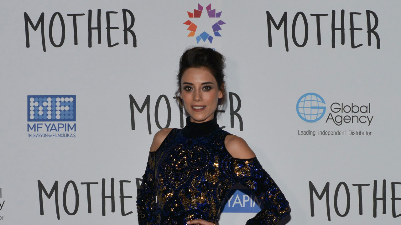 Cansu Dere'den 'Anne' ile Monte Carlo çıkarması!