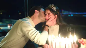 Dicle'yi Gözyaşlarına Boğan Doğum Günü Sürprizi Dicle'yi Gözyaşlarına Boğan Doğum Günü Sürprizi