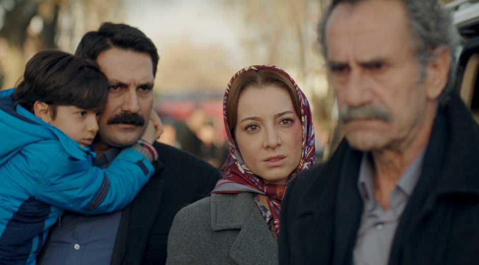 Cemal, karısını ve oğlunu Duran Ağa'nın elinden kurtarıyor!