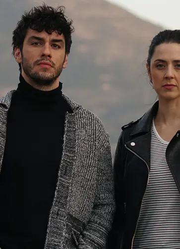 Melis Birkan ve Aras Aydın Sefirin Kızı’nda. Melis Birkan ve Aras Aydın Sefirin Kızı’nda.